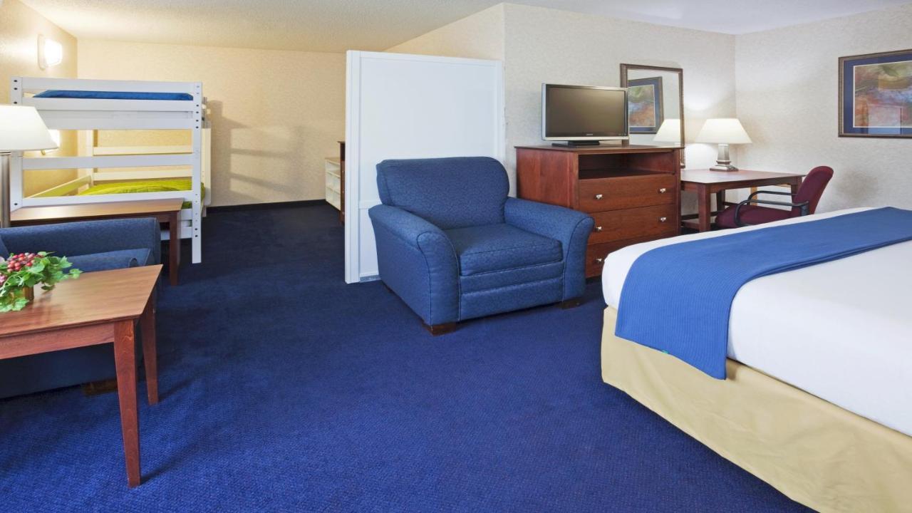 Holiday Inn Express Deforest By Ihg Ngoại thất bức ảnh