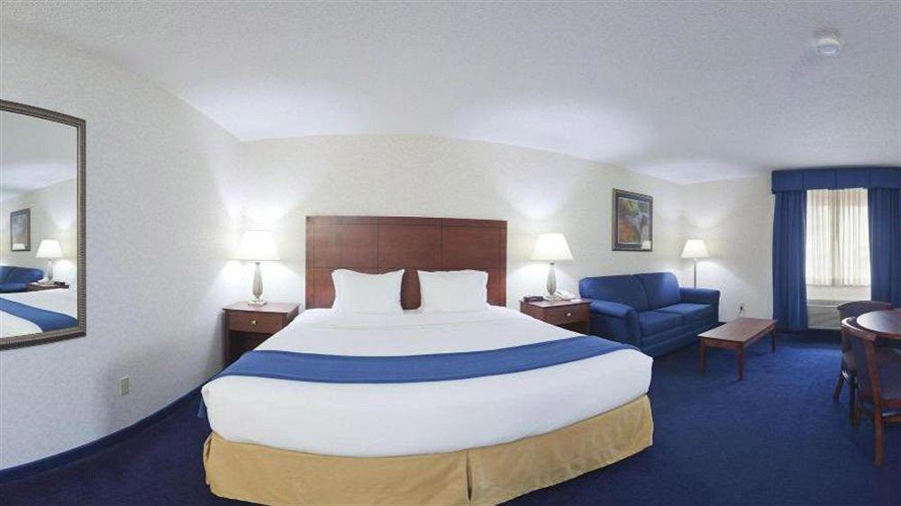 Holiday Inn Express Deforest By Ihg Ngoại thất bức ảnh