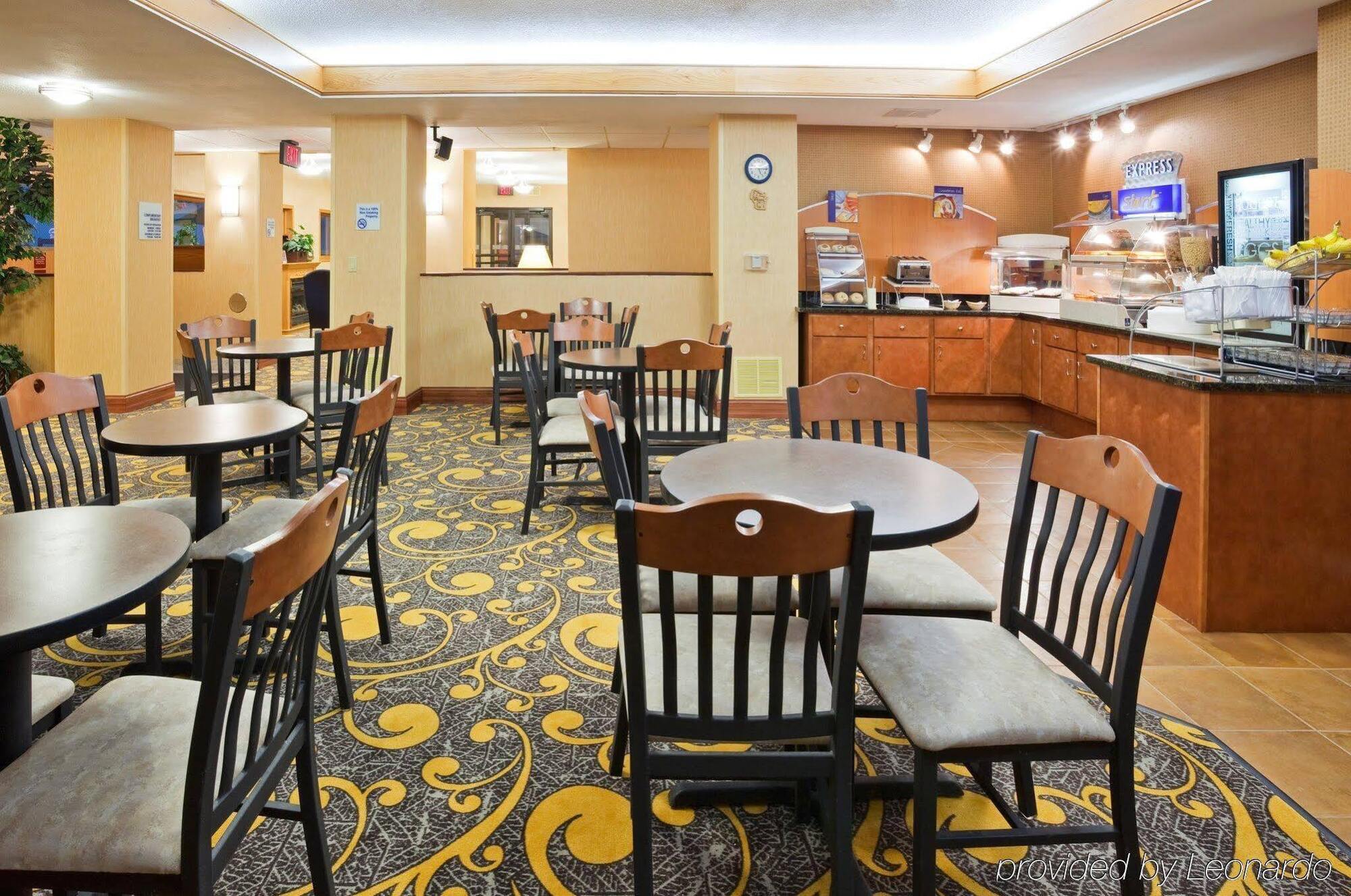 Holiday Inn Express Deforest By Ihg Ngoại thất bức ảnh